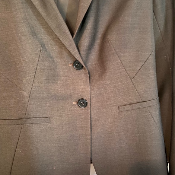 Ann Taylor Wool 2 button suit jacket, size 2P - Picture 3 of 5